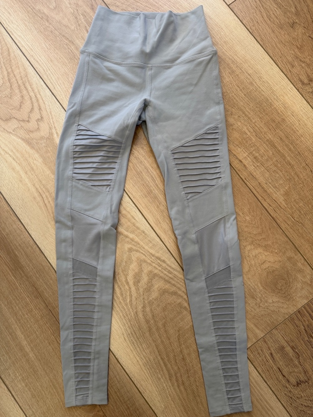 ALO Yoga moto High-Waist Light Gray Ribbed Panel Leggings